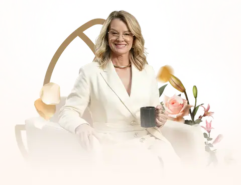 Rose, fundadora da Rose Decor, sorrindo com uma xícara na mão